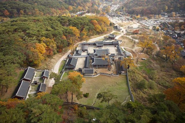 남한산성이 한국의 11번째 유네스코 세계유산에 등재됐다. 22일(한국시간) 카타르 수도 도하 국제컨벤션센터에서 열린 제38차 세계유산위원회(WHC)에서 한국이 신청한 남한산성에 대한 세계유산 등재를 확정했다고 문화재청이 이날 밝혔다. 남한산성 행궁 모습. 남한산성문화관광사업단 제공