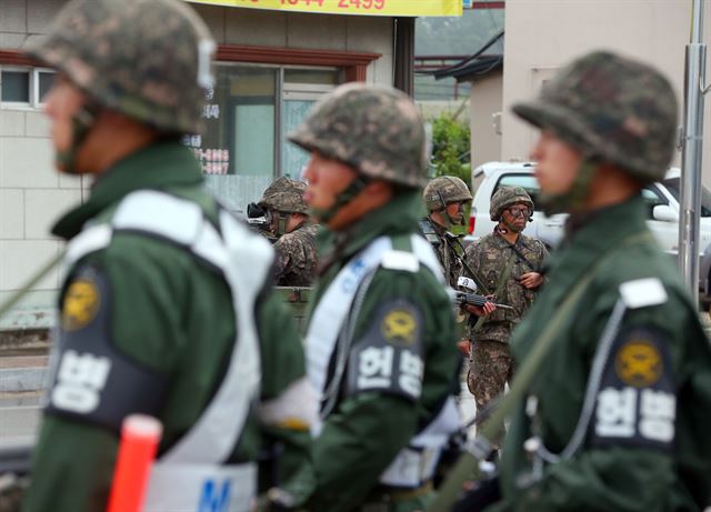 21일 오후 동부전선 최전방 GOP에서 초병이 동료 병사들을 향해 소총을 난사한 뒤 무장 탈영을 하는 사고가 발생해 강원도 고성 일대에 진돗개 '하나'가 발령 된 22일 오전, 사건 현장에서 인접한 강원도 고성군 간성읍 대대삼거리 검문소에서 장병들이 경계 근무를 서고 있다. 군 당국은 무장 탈병한 초병이 아직 민통선 내 부대 인근에 은신한 것으로 보고 현재 추적중이며, 주요 도로에 임시 검문소를 설치해 만일에 있을 도주에 대비하고 있다. 연합뉴스