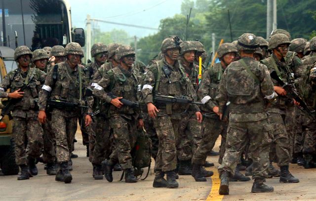 21일 오후 동부전선 최전방 GOP에서 초병이 동료 병사들을 향해 소총을 난사한 뒤 무장 탈영을 하는 사고가 발생해 강원도 고성 일대에 진돗개 '하나'가 발령 된 가운데, 22일 오전 사건 현장에서 인접한 강원도 고성군 거진읍 한 마을 앞 야산에서 무장을 한 장병들이 체포 작전에 투입되고 있다. 연합뉴스