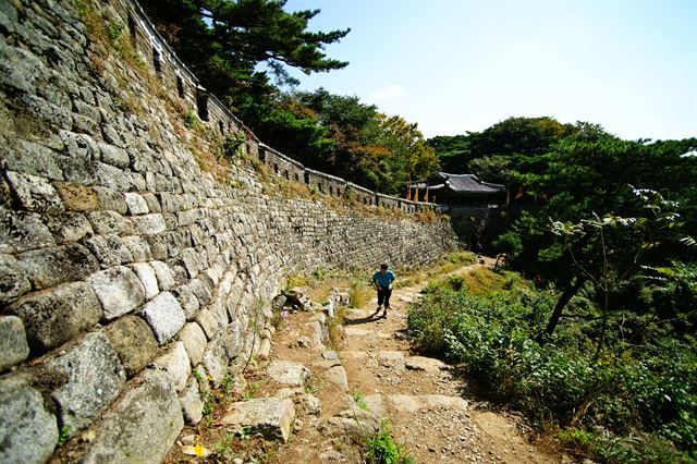 남한산성의 성곽과 서문. 남한산성은 도시계획과 축성기술을 함께 보여준다는 점이 높은 평가를 받아 세계문화유산으로 등재됐다. 연합뉴스