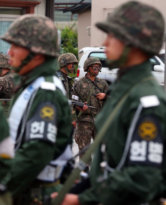 21일 오후 동부전선 최전방 GOP에서 초병이 동료 병사들을 향해 소총을 난사한 뒤 무장 탈영을 하는 사고가 발생해 강원도 고성 일대에 진돗개 '하나'가 발령 된 22일 오전, 사건 현장에서 인접한 강원도 고성군 간성읍 대대삼거리 검문소에서 장병들이 경계 근무를 서고 있다. 연합뉴스