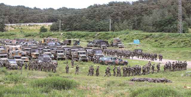 22일 강원 고성군 북천 둔치에 군 병력과 차량 등이 집결하고 있다. 전날 강원 동부전선 GOP에서 총기 난사 사건이 발생하면서 고성군 일대에는 군 최고 경계 수준인 '진돗개 하나'가 발령됐다. 고성=연합뉴스