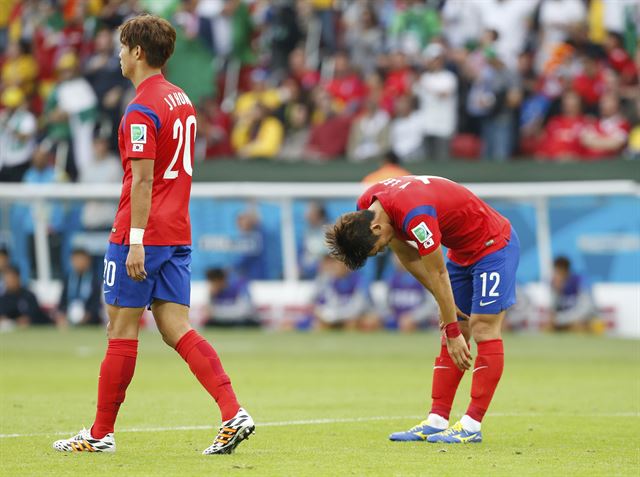 알제리전에서 소나기 골을 허용하자 고개 숙인 태극전사들. 그러나 아직 포기하기엔 이르다. AP 연합뉴스