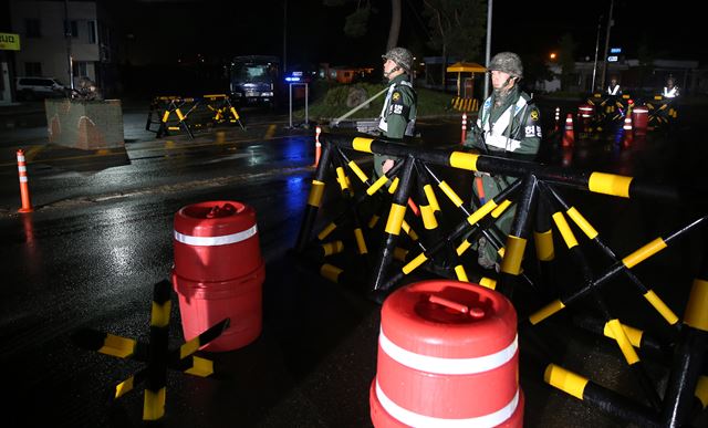 21일 오후 동부전선 최전방 GOP에서 초병이 동료 병사들을 향해 소총을 난사한 뒤 무장 탈영을 하는 사고가 발생해 강원도 고성 일대에 진돗개 '하나'가 발령 돼 군경의 경계가 강화된 22일 새벽, 사건 현장에서 인접한 강원도 고성군 간성읍 대대삼거리에서 무장을 한 장병들이 도로를 차단한 채 오가는 차량을 검문 검색하고 있다. 군 당국은 무장 탈병한 초병이 아직 민통선 내 부대 인근에 은신한 것으로 보고 현재 추적중이며, 주요 도로에 임시 검문소를 설치해 만일에 있을 도주에 대비하고 있다. 연합뉴스