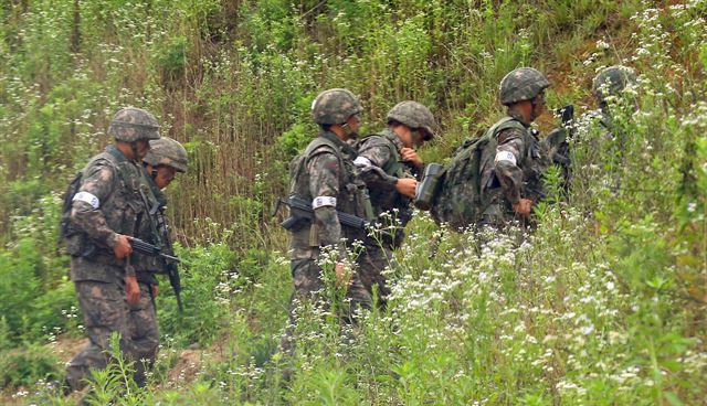 21일 오후 동부전선 최전방 GOP에서 초병이 동료 병사들을 향해 소총을 난사한 뒤 무장 탈영을 하는 사고가 발생해 강원도 고성 일대에 진돗개 '하나'가 발령 된 가운데, 22일 오전 강원도 고성군 거진읍의 한 마을 앞 야산에서 무장한 병력들이 체포작전에 투입되고 있다. 군 당국은 무장한 탈병한 초병이 아직 민통선 내 부대 인근에 은신한 것으로 보고 9개 대대 병력을 투입해 추적중이며,주요 도로에 임시 검문소를 설치해 만일에 있을 도주에 대비하고 있다. 연합뉴스