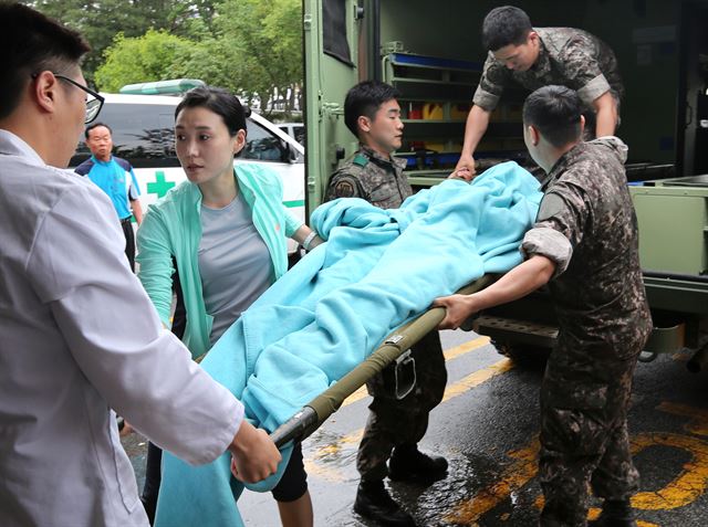 동부전선 GOP(일반전초)에서 총기를 난사하고 도주했던 임모 병장이 23일 수색 병력과 대치 중 자살을 시도한 뒤 생포돼 병원으로 이송되고 있다. 강릉=연합뉴스