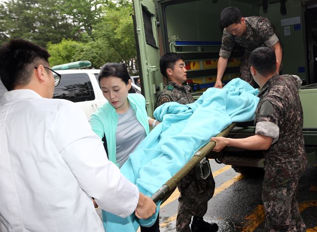 동부전선 일반전초(GOP)에서 총기를 난사한 뒤 도주했던 임모 병장이 23일 수색 병력과 대치 중 자살을 시도한 뒤 생포돼 병원으로 이송되고 있다. 강릉=연합뉴스