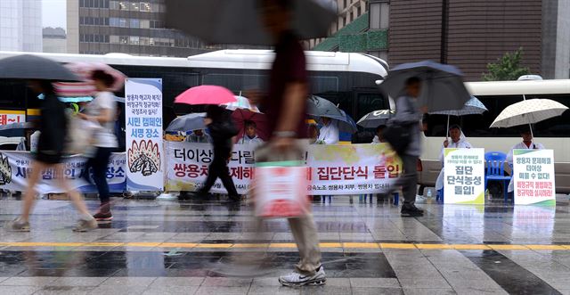 서울서부지법 제1형사부(부장 한영환)는 쌍용차 해고자 복직 요구 집회에 참여했다가 도로를 점거해 차량의 교통을 방해한 혐의(일반교통방해죄)로 불구속 기소된 김모(46)씨에 대해 원심을 깨고 무죄를 선고했다고 23일 밝혔다. 서울 덕수궁 대한문 앞 쌍용차 분향소 앞 쌍용차 해고노동자들은 저 빗속에 굳은 듯 앉아 있고, 시민들은 그들 앞을 흐르듯 지나쳐 갔다. 한국일보 자료사진