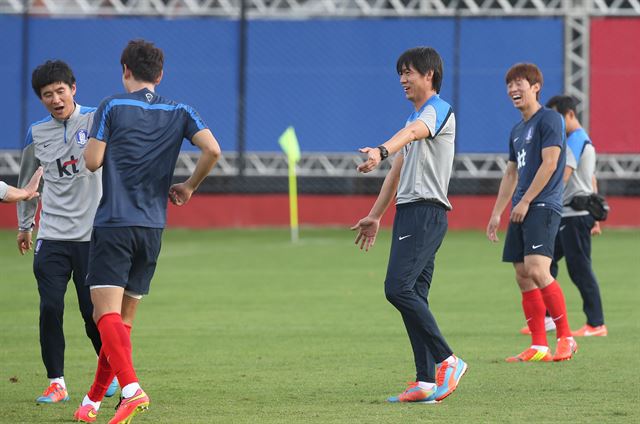 홍명보 축구대표팀 감독이 24일 오전(한국시간) 베이스캠프인 브라질 이구아수의 페드로 바소 경기장에서 진행된 회복훈련에서 환한 표정으로 선수들과 직접 몸을 부딪치며 '공 뺏기' 게임을 하고 있다. 연합뉴스