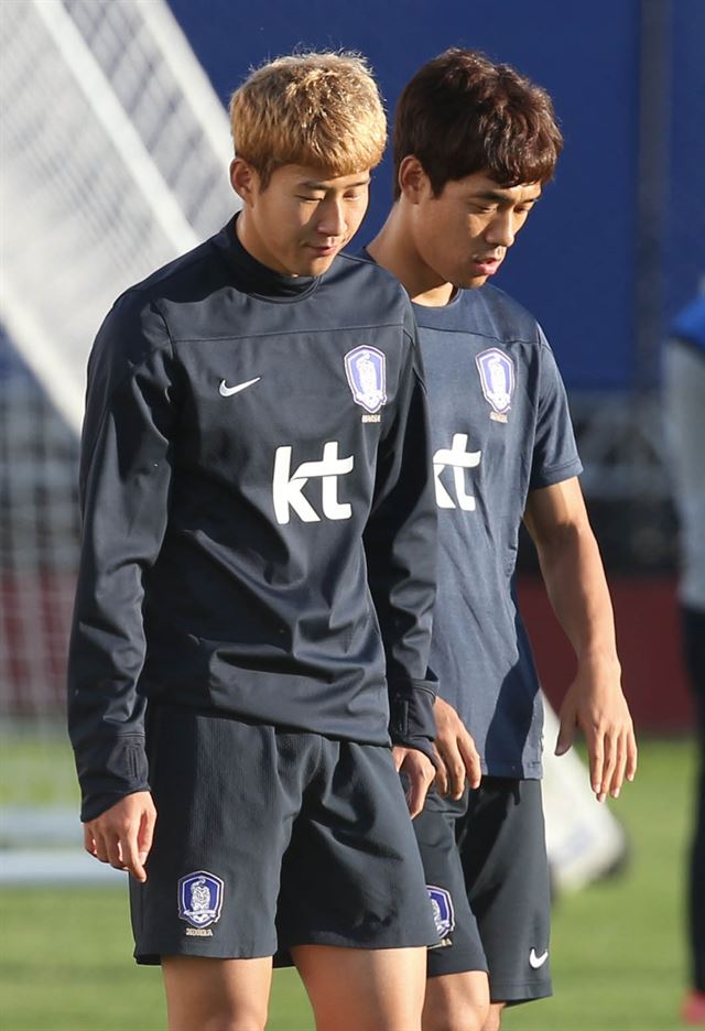 축구대표팀의 공격수 박주영과 손흥민이 24일 오전(한국시간) 베이스캠프인 브라질 이구아수의 페드로 바소 경기장에서 다소 무거운 표정으로 회복훈련을 하고 있다. 연합뉴스