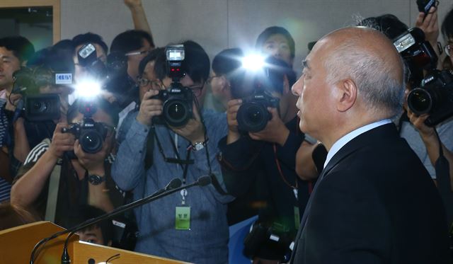 문창극 총리 후보자가 24일 오전 서울 종로구 정부서울청사에서 사퇴 기자회견을 하고 있다. 연합뉴스