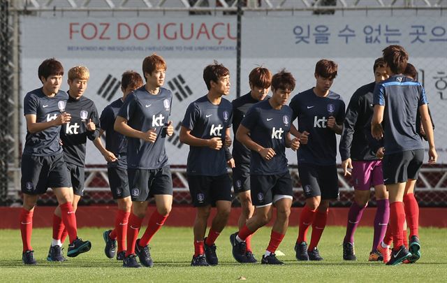 한국 대표팀 선수들이 벨기에와의 조별리그 3차전을 사흘 앞둔 24일 브라질 이구아수에 있는 훈련캠프에서 회복훈련을 하고 있다. 이구아수=연합뉴스