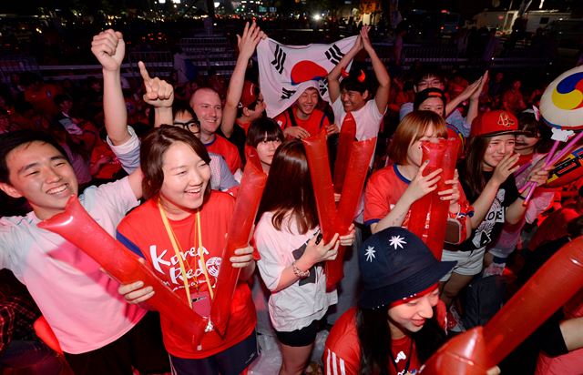 한국과 러시아전을 관전하기 위해 서울 광화문광장을 찾은 붉은악마 응원단과 시민들이 18일 새벽 열띤 응원을 벌이고 있다. 한국일보 자료사진