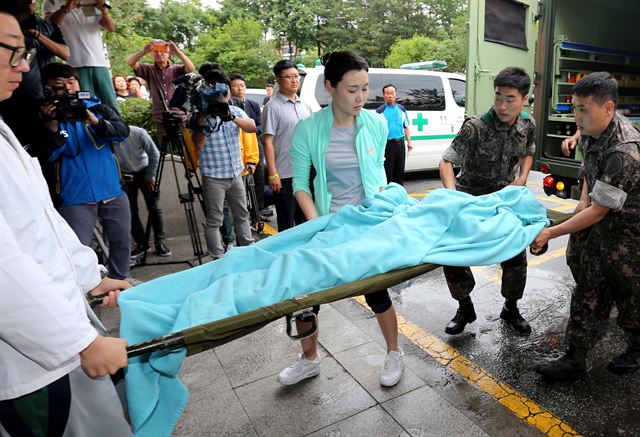 임모 병장이 강릉 아산병원으로 후송되는 모습이라고 연합뉴스가 23일 보도한 이 사진은 결과적으로 오보가 됐다. 한국일보를 비롯한 주요 신문들이 게재한 후송 사진도 모두 오보가 돼 버린셈이다. 군은 국민과 언론을 속이고 오보 생산의 주체가 됐다.