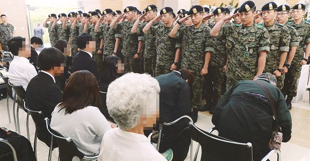 24일 경기 성남 국군수도병원에 마련된 빈소에 조문하러 온 장병들이 고성 GOP 총기난사 피해 유가족들을 향해 경례하고 있다. 성남=연합뉴스