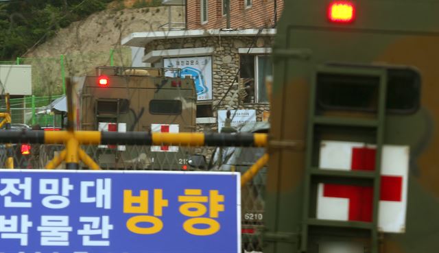 23일 임 병장을 태운 것으로 추정되는 군 구급차가 강원도 고성군 현내면 명파리 제진검문소를 통과해 민통선 안 헬기장으로 향하고 있다. 임 병장은 헬기를 이용해 강릉으로 이송됐다. 고성=연합뉴스