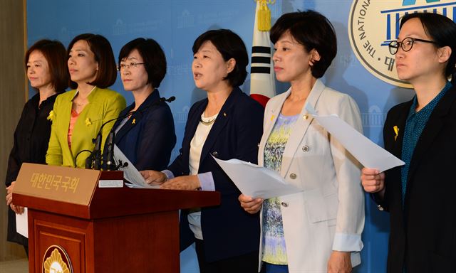 13일 국회 정론관에서 새정치민주연합 서영교 의원등이 문창극 출리 후보자의 강연등에 대한 나타난 역사관에 대한 문제점적을 지적하는 기자회견을 하고 있다. 오대근기자 inliner@hk.co.kr