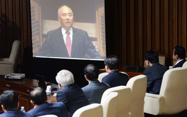 13일 국회에서 열린 새누리당 주요당직자회의에서 이완구 원내대표등이 문창극 국무총리 후보자의 교회강연을 동영상을 시청하고 있다 오대근기자 inliner@hk.co.kr