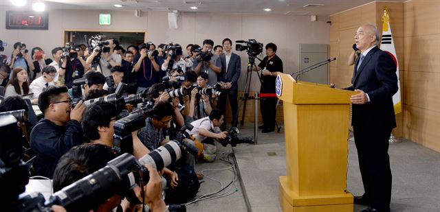 문창극 국무총리 후보자가 24일 오전 서울 세종로 정부서울청사에서 사퇴 기자회견을 하고 있다. 김주성기자 poem@hk.co.kr