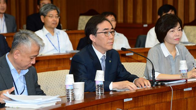 조태열 외교부 2차관이 일본 고노담화 검증 보고서와 관련해 24일 서울 여의도 국회에서 열린 새누리당 원내대책회의에 참석 하고 있다. 오대근기자 inliner@hk.co.kr