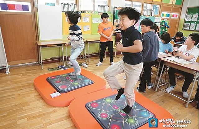 서울 군자초등학교 학생들이 교실에서 SK텔레콤의 맞춤형 창업지원프로그램 '브라보 리스타트'프로그램 1기 회사였던 허브앤스포크가 만든 스마트짐보드에서 이어달리기 시합을 하고 있다. 허브앤스포크 제공