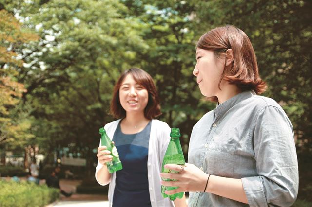 건강에 좋다는 입 소문이 퍼지면서 탄산수 열풍이 일고 있지만 의료계에서는 "탄산수 효능과 관련된 의학적 자료나 검증이 부족하다"고 말했다. 한국일보 자료사진