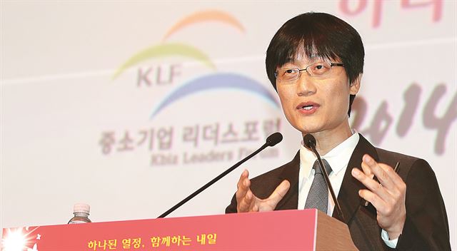 이해진 네이버 이사회의장이 25일 제주 롯데호텔에서 열린 '중소기업 리더스포럼'에서 특강을 하고 있다. 연합뉴스