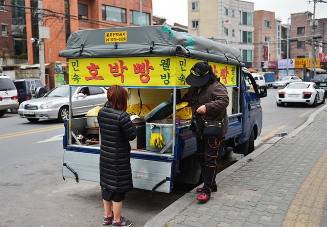 오는 8월부터 소형 트럭을 생계형 음식점으로 개조한 푸드트럭이 허용될 예정이지만 개조부품을 사용한 차량에 대한 자동차 제조사의 보증 여부가 논란이다. 한국일보 자료사진