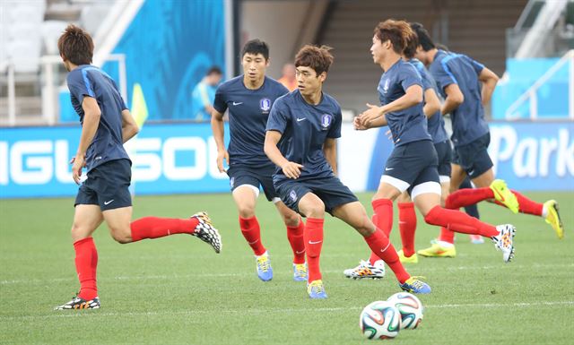 축구대표팀 선수들이 2014 브라질 월드컵 조별리그 H조 3차전 벨기에전을 하루 앞둔 26일 오전(한국시간) 상파울루 코린치앙스 경기장에서 공식훈련을 하고 있다. 연합뉴스