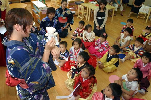 일본 홋카이도 히마와리 유치원교사들이 지난 2006년 경기 김포시 풍무동 주디(JUDY)유치원을 방문해 일본 전통의상인 기모노를 입고 아이들에게 전래동화를 들려주고 있다. 한국일보 자료사진