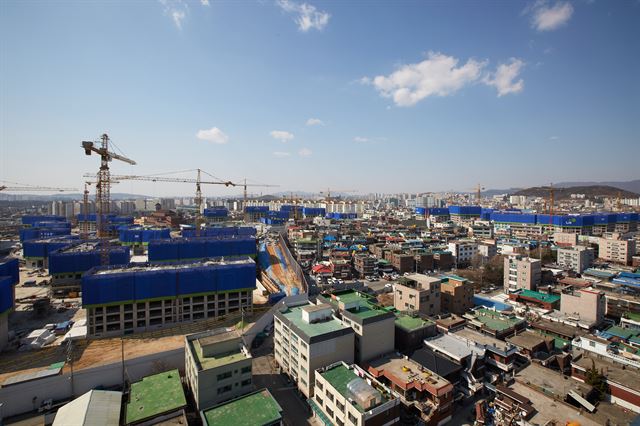 경기 수원시 수원역 인근 세류지구에 아파트 건설공사가 한창이다. 사통팔달의 교통망에다 거주의무기간이 없어 투자측면에서도 관심을 끌고 있다. LH제공