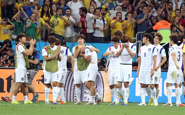 27일 오전(한국시간) 상파울루 코린치앙스 경기장에서 열린 2014 브라질 월드컵 조별리그 H조 3차전 한국 대 벨기에 경기. 손흥민 등 축구대표팀 선수들이 0대1로 패한 뒤 눈물을 쏟는 등 아쉬워하며 그라운드를 나가고 있다. 연합뉴스