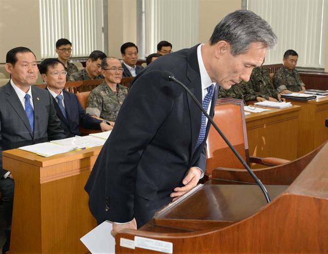 25일 국회에서 열린 국방위원회의에서 김관진 국방장관이 참석해 전방부대 무장탈영병 사건에 대한 현안보고에 앞서 인사하고 있다. 오대근기자 inliner@hk.co.kr