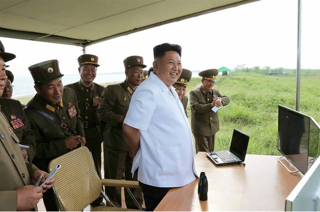 김정은 북한 국방위원회 제1위원장이 새로 개발한 전술유도탄 시험 발사를 현지지도 했다고 노동신문이 27일 보도했다. 연합뉴스