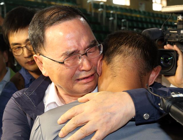 정홍원 총리가 유임 후 첫 일정으로 27일 오후 진도실내체육관을 찾아 세월호 참사 실종자 가족들을 만나 눈물을 흘리며 위로하고 있다. 진도=연합뉴스