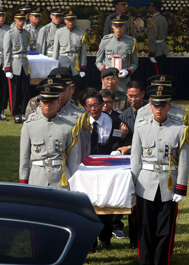 28일 오전 경기 성남시 분당구 국군수도병원 연병장에서 '고성 GOP 총기난사 희생자 합동영결식'이 엄수되고 있다. 연합뉴스