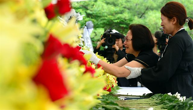 28일 오전 경기 성남시 분당구 국군수도병원에서 열린 동부전선 GOP(일반전초) 총기난사 사건 희생자 5명의 장병에 대한 합동영결식에서 유가족들이 헌화를 하며 오열하고 있다. 연합뉴스