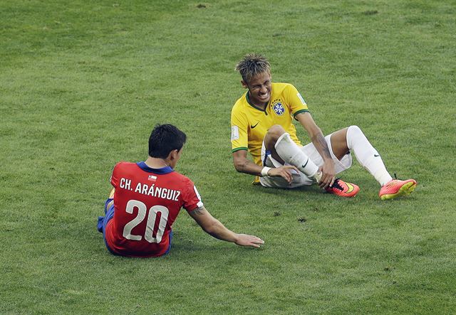 2014 월드컵 축구대회 8강에 선착한 개최국 브라질이 간판스타 네이마르(FC바르셀로나)의 부상이라는 암초를 만났다. AP 연합뉴스