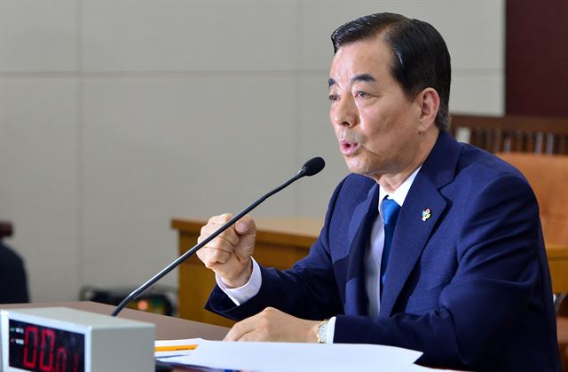 한민구 국방부 장관 후보자가 29일 오전 서울 여의도 국회 국방위원회 회의실에서 열린 인사청문회에서 의원들의 질의에 답하고 있다. 한 후보자는 북한 연평도 포격 당시 합참의장으로서 대응 과정이 미흡했다는 점과 관련해 "전적으로 제 책임하에 이뤄져 감당해야할 몫이라 생각해왔다"며, "사건 이후 단 하루도 그 날의 교훈을 되새겨보지 않고 지나간 날이 없다. 다시 북한이 도발한다면 뼈저리게 느끼도록 단호하게 응징할 각오를 가지고 있다"고 말했다. 뉴시스