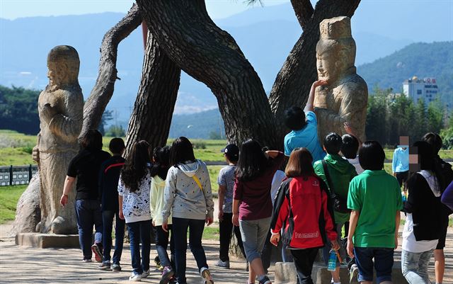 7월부터 각급학교의 수학여행이 재개되는 가운데 안전요원 배치도 의무화 된다. 사진은 경주 수학여행 온 학생들의 모습. 최흥수기자 choissoo@hk.co.kr