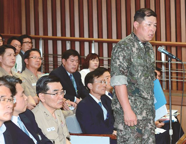 해군 해난구조대장 장진홍 중령(오른쪽)이 30일 오전 서울 여의도 국회에서 열린 세월호 국정조사 특별위원회 기관 보고에 출석해 의원 질의에 답하고 있다. 오대근 기자 inliner@hk.co.kr