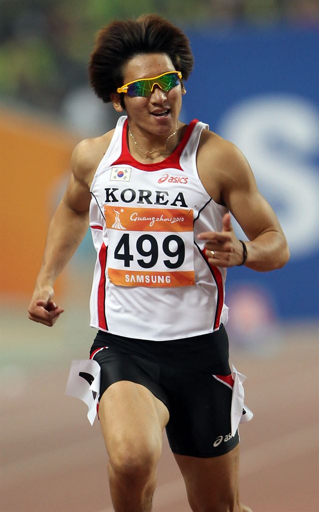 한국 계주 팀은 30일 홍콩에서 열린 홍콩 인터시티대회 남자 400m 계주 경기에서 38초97로 결승선을 통과해 39초87을 기록한 홍콩을 제치고 가장 먼저 결승선을 통과했다. 38초97은 지난해 8월18일 러시아 모스크바 세계육상선수권에서 작성한 종전 한국기록 39초00을 10개월 만에 0.03초 앞당긴 것이다. 사진은 2010년 광저우시 아오티 스포츠센터 메인스타디움에서 열린 아시안게임 남자 100m 예선에서 한국의 김국영이 역주하고 있는 모습. 한국일보 자료사진