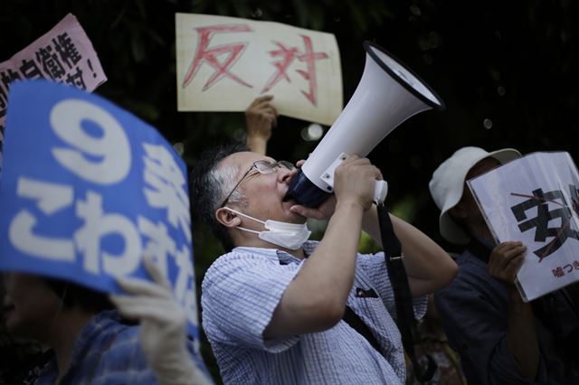 일본 정부가 1일 집단자위권 행사가 헌법상 허용된다는 정부 견해를 채택할 예정인 가운데, 도쿄에서 아베 반대, 집단 자위권 반대 시위를 하고 있다. AP 연합뉴스