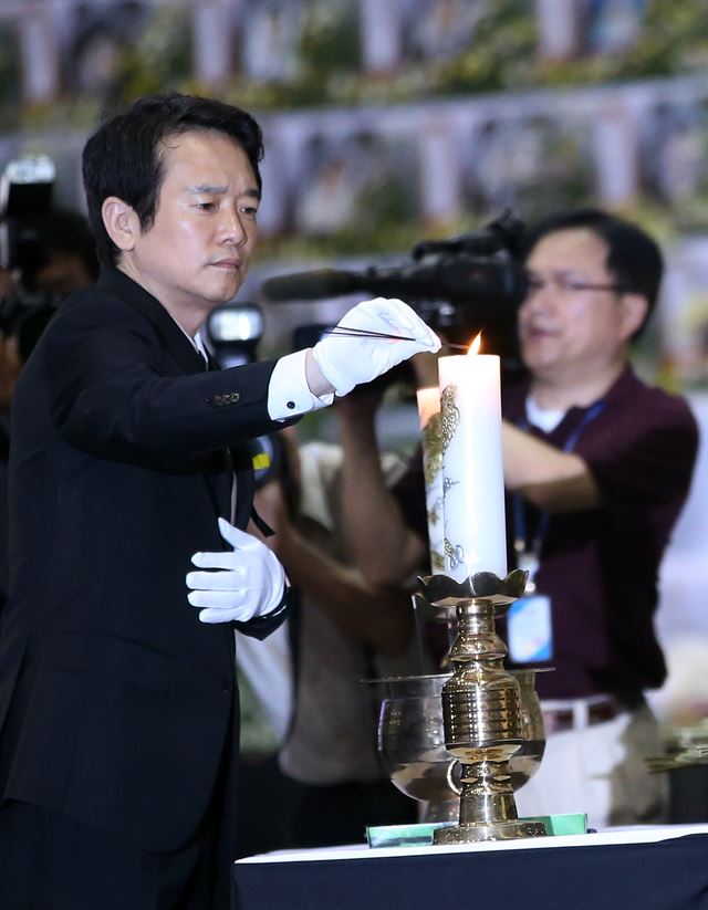 경기도 안산 세월호 희생자 정부 합동분향소에서 향을 피우고 있는 남경필 경기도지사. 연합뉴스