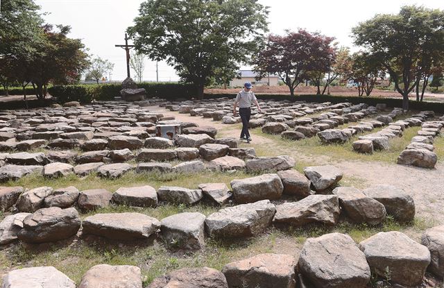 해미순교성지의 야외성당은 병인박해 때 희생된 수많은 순교자를 기리기 위해 교인들이 돌을 날라 좌석을 만들었다.