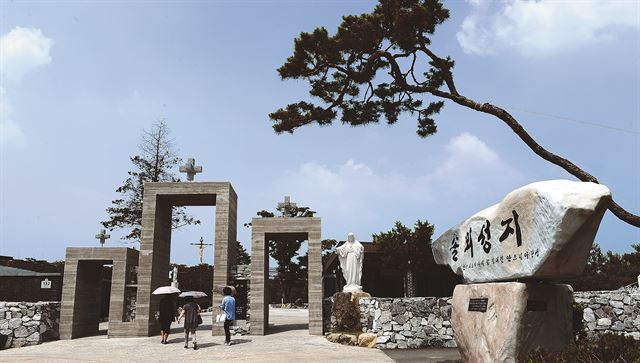 한국 최초의 사제 김대건 신부의 탄생지인 솔뫼성지 입구는 산(山)자를 본 따 만들었다.