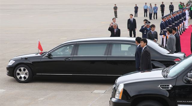 성남 서울공항 떠나 숙소로 향하는 시주석 내외. 연합뉴스