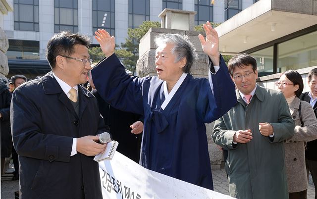 서울중앙지법 민사합의11부(김기영 부장판사)는 백기완 선생과 부인 김정숙(81)씨가 국가를 상대로 낸 손해배상 소송에서 "총 2억1600만원을 배상하라"며 원고 일부 승소로 판결했다고 3일 밝혔다. 2013년 3월, 유신헌법 53조와 긴급조치 1호, 2호, 9호에 대한 위헌 결정이 내려져 백기완 통일문제연구소장이 헌법재판소 앞에서 기자회견을 한 후 만세를 부르고 있는 모습. 한국일보 자료사진