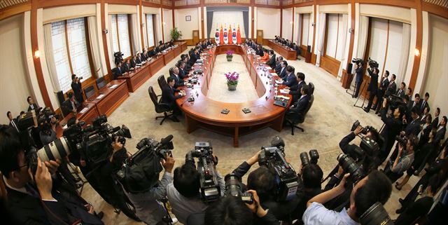 박근혜대통령이 3일 오후 청와대에서 열린 한중 확대정상회담에서 인사말을 하고 있다. 고영권기자 youngkoh@hk.co.kr