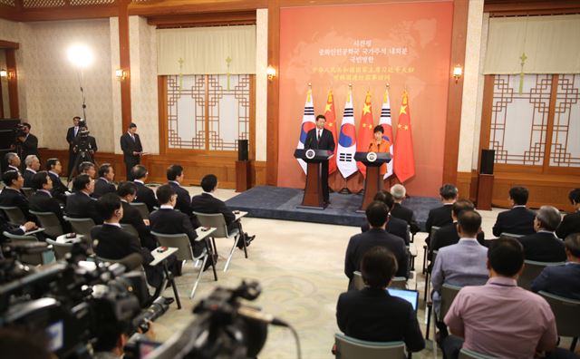 3일 박근혜 대통령과 시진핑 중국 국가주석이 정상회담을 마친 뒤 공동기자회견을 하고 있다. 고영권기자 youngkoh@hk.co.kr